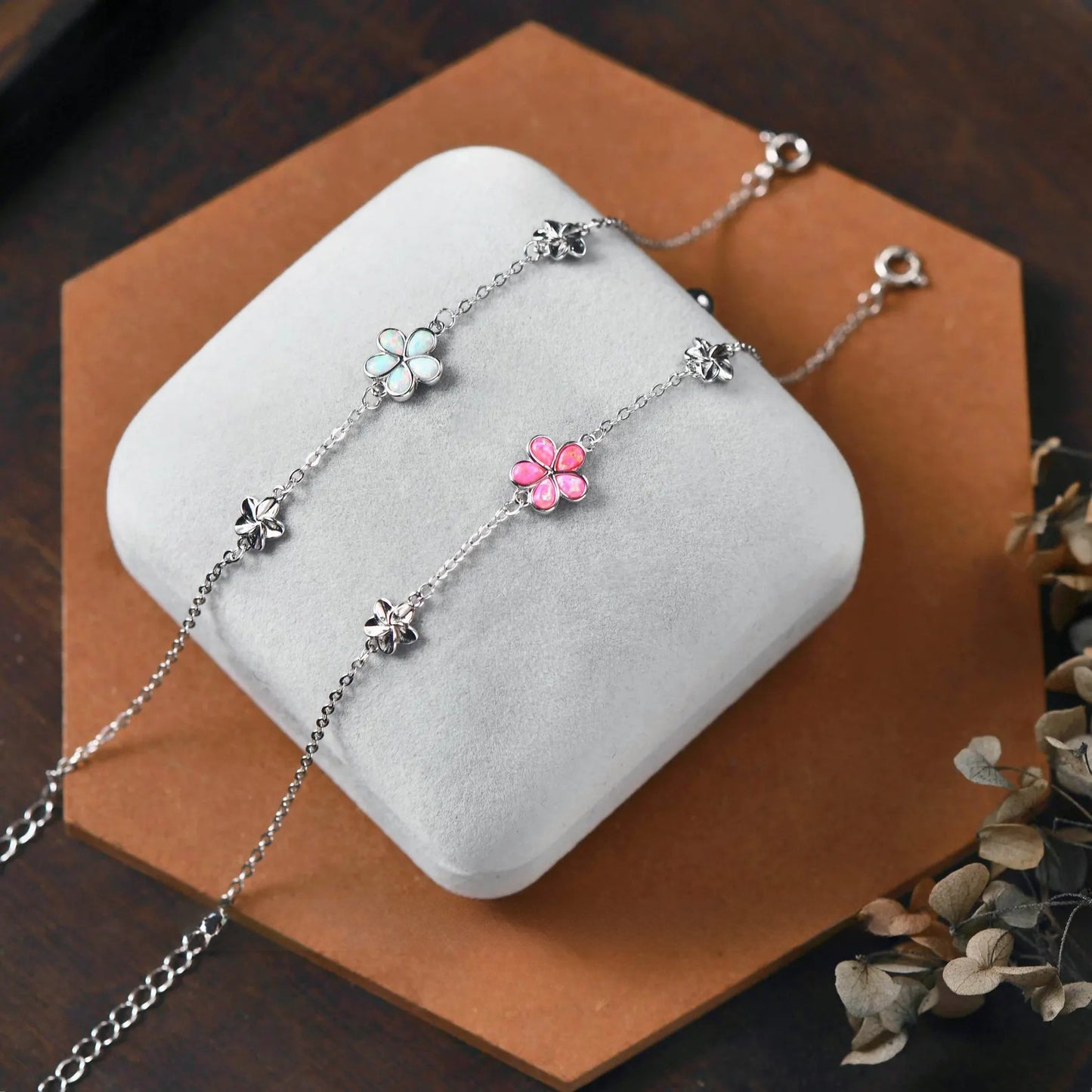 Delicate Flower Bracelet | Together against Diabetes